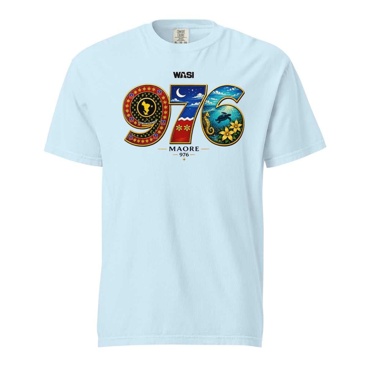 T-shirt unisexe bleu chambray 976 Maoré WASI avec design inspiré de Mayotte intégrant la carte de l'île, le lagon, les fonds marins, les fleurs tropicales et les couleurs emblématiques de Maoré.