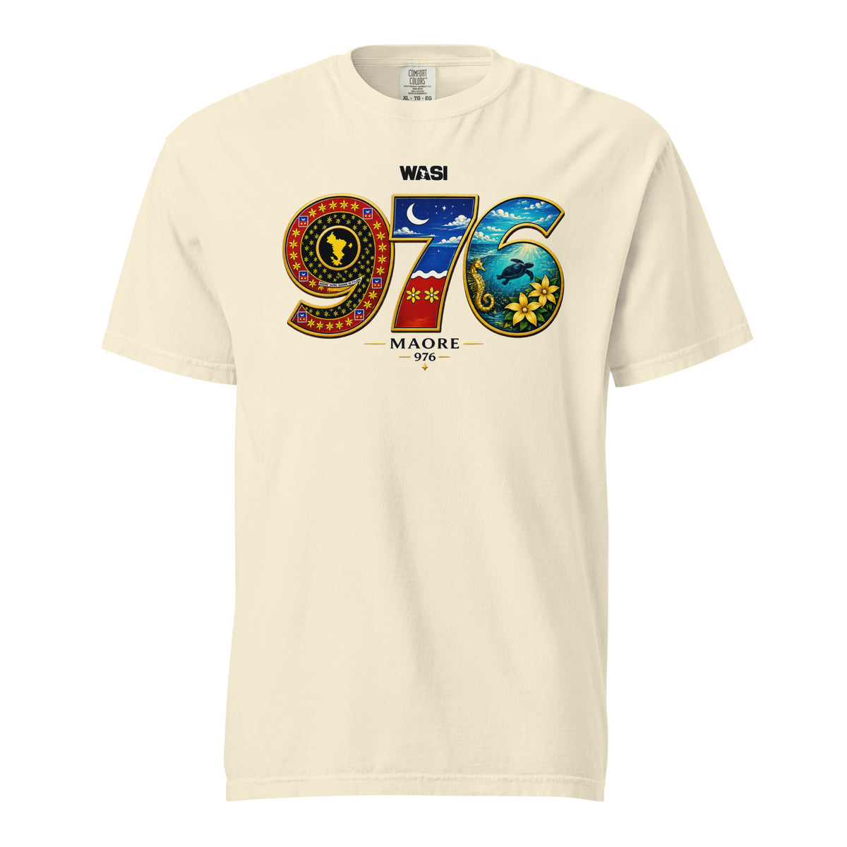 T-shirt unisexe ivoire 976 Maoré WASI avec design inspiré de Mayotte intégrant la carte de l'île, le lagon, les fonds marins, les fleurs tropicales et les couleurs emblématiques de Maoré.