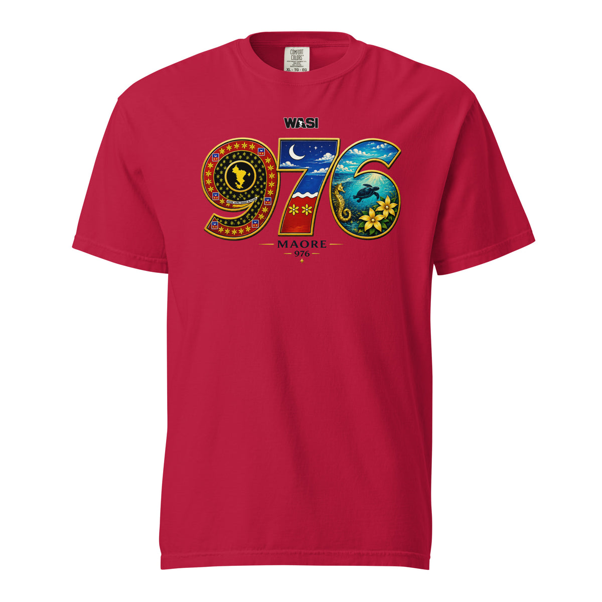 T-shirt unisexe rouge 976 Maoré WASI avec design inspiré de Mayotte intégrant la carte de l'île, le lagon, les fonds marins, les fleurs tropicales et les couleurs emblématiques de Maoré.