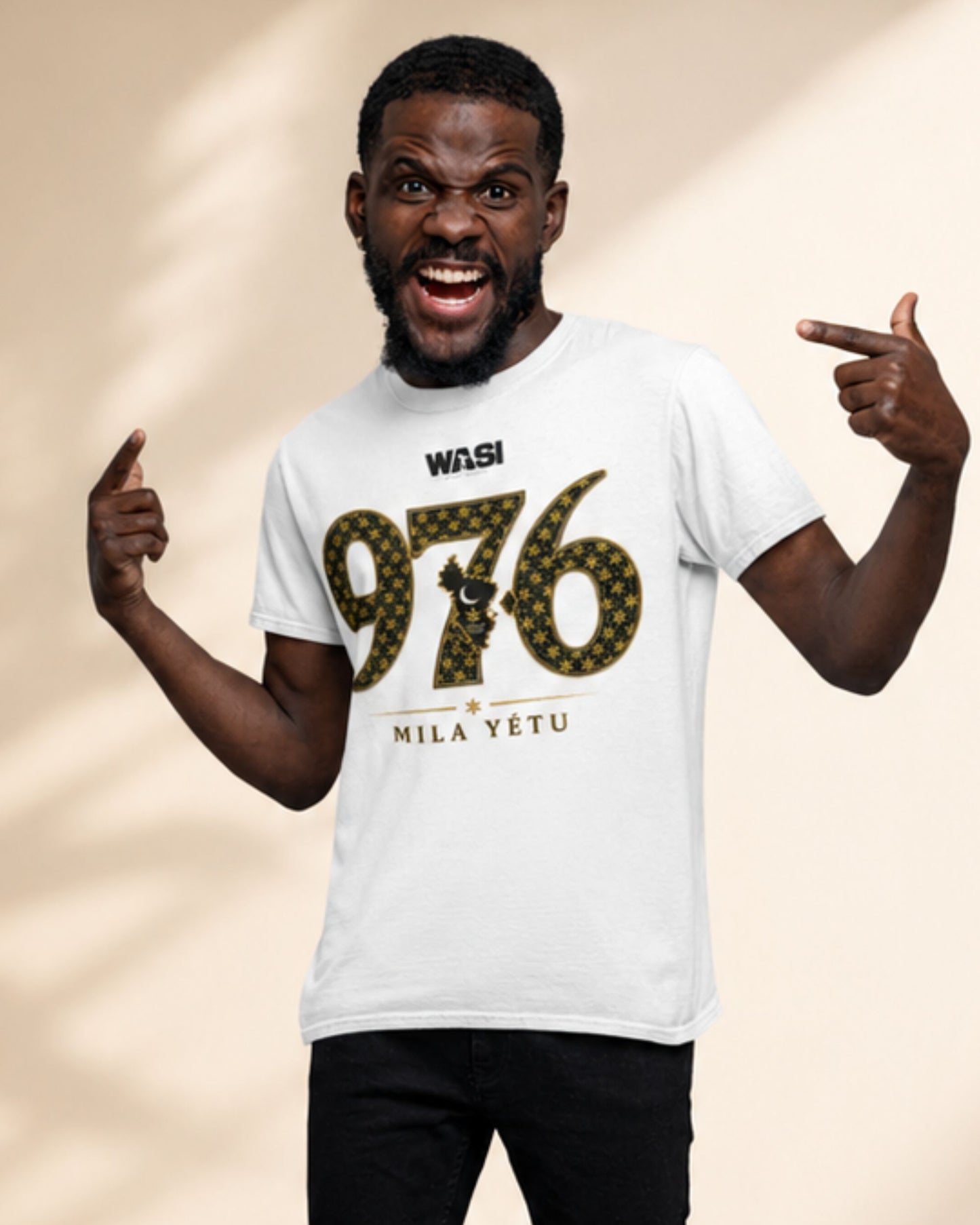 Homme portant le t-shirt blanc WASI 976 Mila Yatu, souriant et montrant le design inspiré de Mayotte dans une ambiance lifestyle.