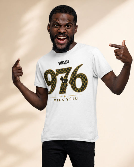 Homme portant le t-shirt blanc WASI 976 Mila Yatu, souriant et montrant le design inspiré de Mayotte dans une ambiance lifestyle.
