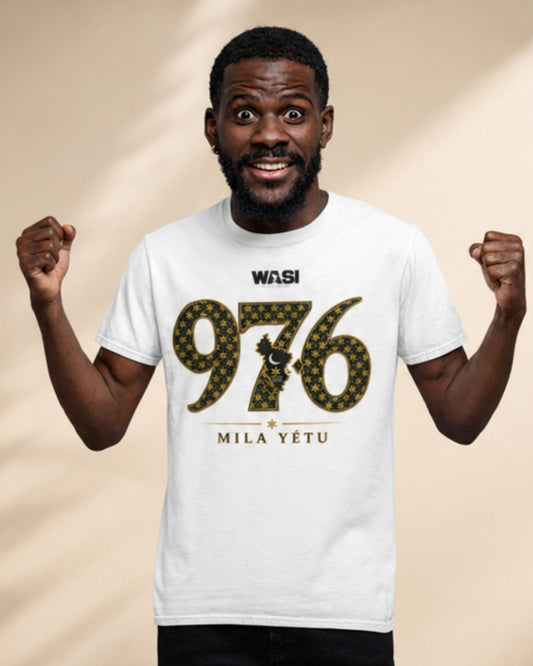 Homme portant un t-shirt blanc WASI 976 Mila Yatu en coton, vêtement streetwear inspiré de Mayotte et du patrimoine culturel mahorais.