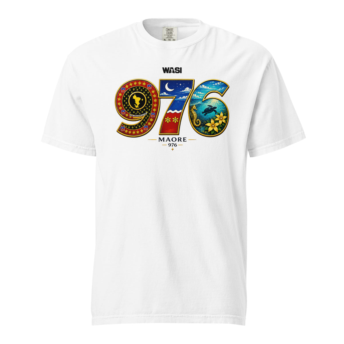 T-shirt blanc unisexe WASI 976 Lagon Mayotte avec illustration du lagon, de la carte de Mayotte, des fleurs d'ylang-ylang et de la biodiversité marine.
