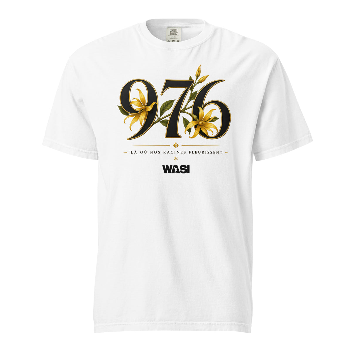 T-shirt blanc unisexe WASI 976 Ylang-Ylang avec fleurs d'ylang-ylang intégrées au chiffre 976 et inscription « Là où nos racines fleurissent », inspiré de Mayotte.