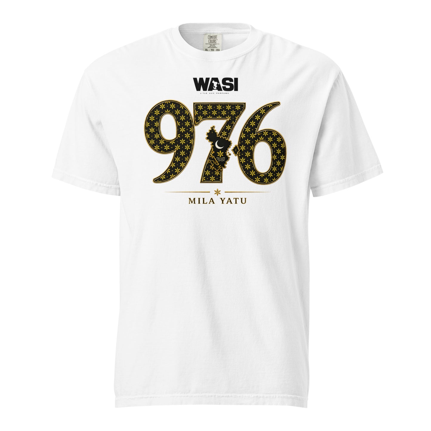 T-shirt blanc unisexe WASI 976 Mila Yatu avec motif Salouva inspiré de la tradition mahoraise et de l'identité culturelle de Mayotte.