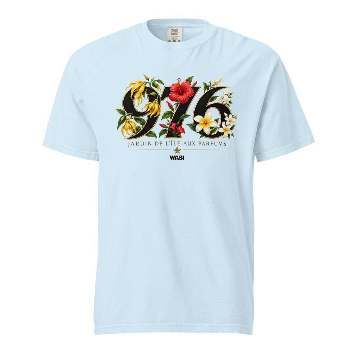 T-shirt bleu ciel unisexe WASI 976 Jardin de l'Île aux Parfums avec fleurs d'ylang-ylang, hibiscus, frangipanier et jasmin inspirés de la flore emblématique de Mayotte.