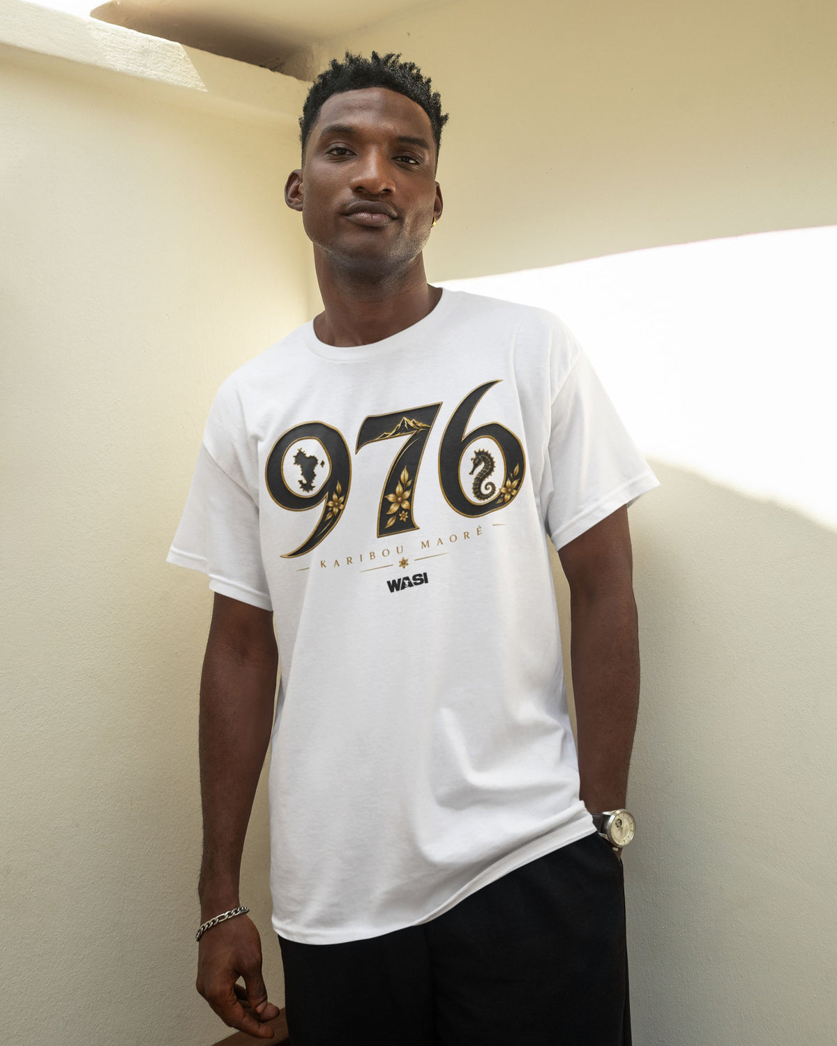 Homme portant un t-shirt blanc WASI Karibou Maoré 976 en coton, vêtement streetwear unisexe inspiré des symboles emblématiques et de l'identité de Mayotte.