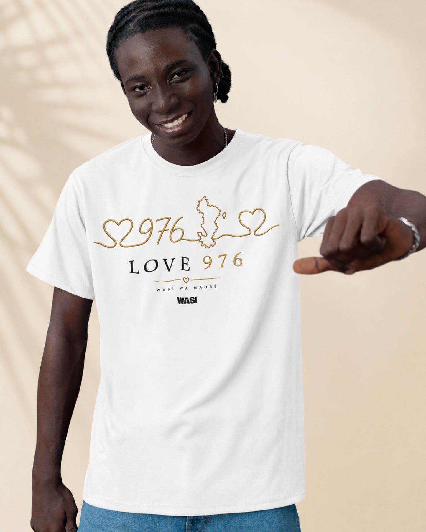 Personne portant un t-shirt blanc WASI LOVE 976 en 100 % coton, vêtement streetwear inspiré de Mayotte avec design cœur, carte de Mayotte et numéro 976, photographie lifestyle.