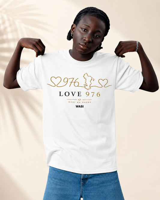 Personne portant un t-shirt blanc WASI LOVE 976 en 100 % coton, vêtement streetwear unisexe avec design cœur, carte de Mayotte et numéro 976, inspiré du patrimoine mahorais.