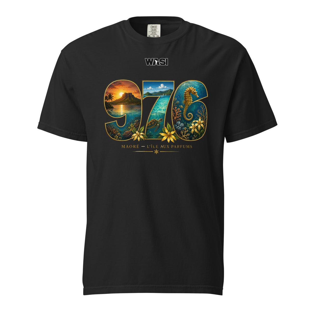 T-shirt noir unisexe WASI 976 Maoré – L'Île aux Parfums avec illustration du lagon, du Mont Choungui, d'un hippocampe, de fleurs d'ylang-ylang et des paysages emblématiques de Mayotte.