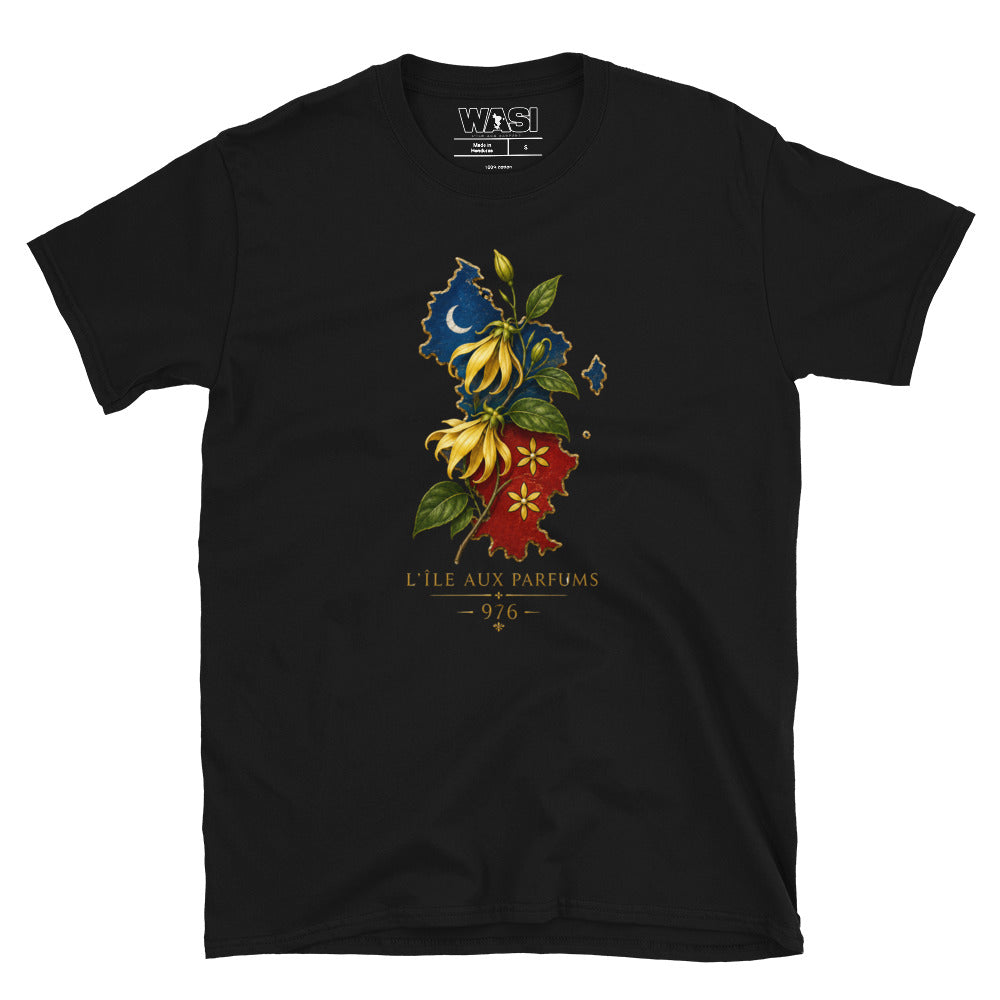 T-shirt noir unisexe WASI en 100 % coton avec illustration de la carte de Mayotte, fleurs d'ylang-ylang et inscription « L'Île aux Parfums 976 », présenté sur fond blanc.