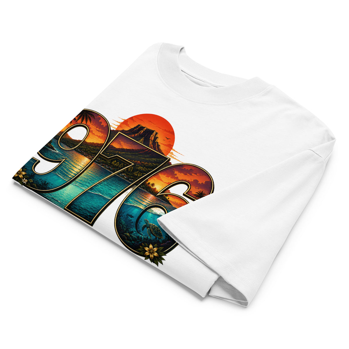 T-shirt oversize blanc plié WASI 976 Mont Choungui Sunset — design avec lagon, soleil rouge-orangé, Mont Choungui et tortue cachée dans le 6