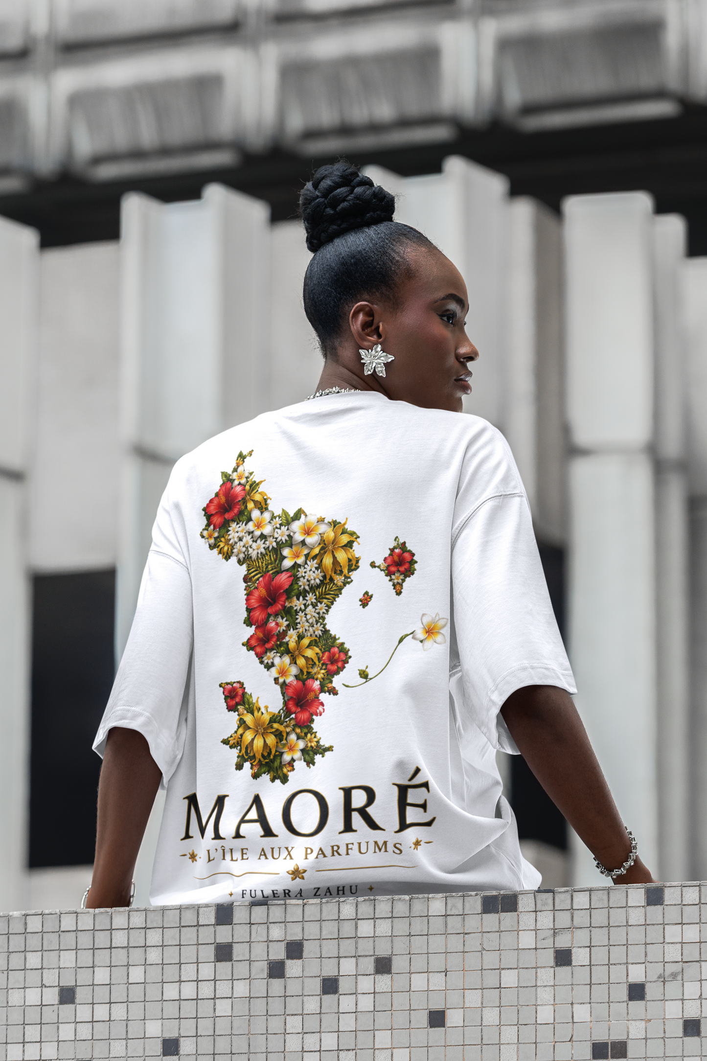 Mannequin portant le t-shirt WASI JÉJÉ MAORÉ vu de dos avec une illustration florale de la carte de Mayotte et l'inscription « Maoré – L'Île aux Parfums ».