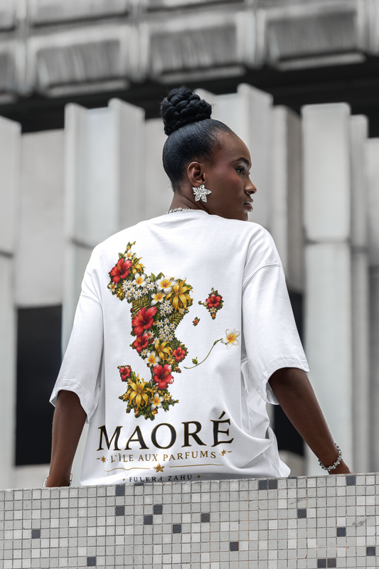 Mannequin portant le t-shirt WASI JÉJÉ MAORÉ vu de dos avec une illustration florale de la carte de Mayotte et l'inscription « Maoré – L'Île aux Parfums ».