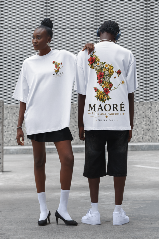 T-shirt oversize unisexe WASI JÉJÉ MAORÉ porté par deux mannequins, avec un design floral représentant la carte de Mayotte en vue de face et de dos.
