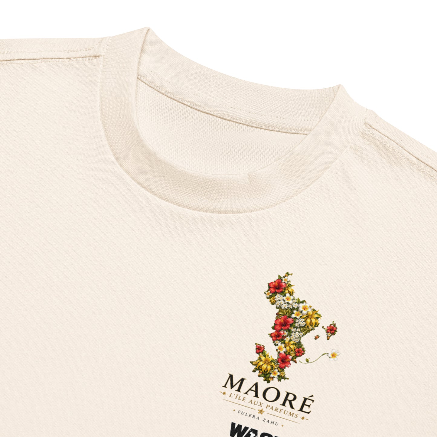 Détail du t-shirt oversize WASI couleur ivoire avec illustration florale de la carte de Mayotte et inscription « Maoré », imprimé poitrine, collection Mila Yatu.