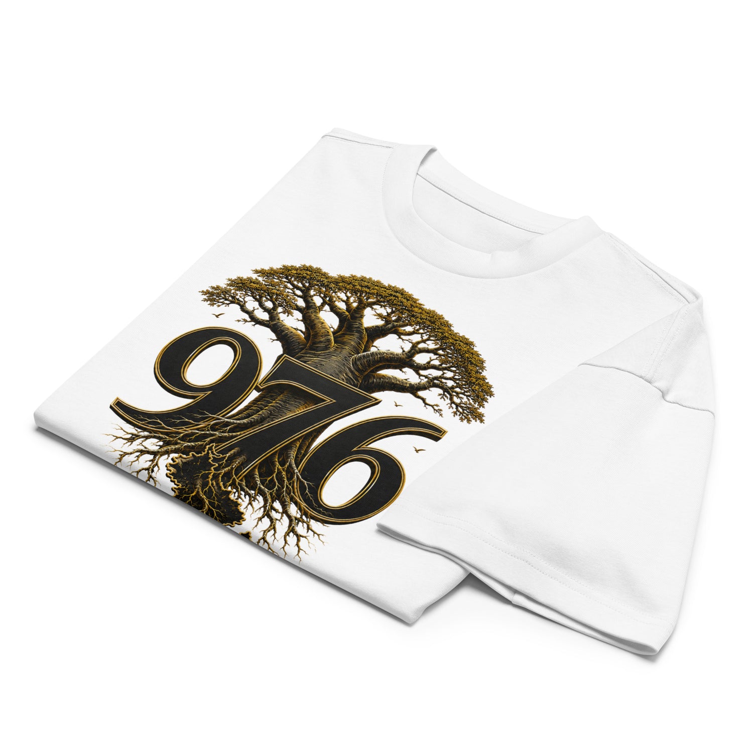 T-shirt blanc WASI plié avec le design 976 Baobab Roots, représentant un baobab majestueux dont les racines se fondent dans le chiffre 976, symbole des racines de Mayotte.