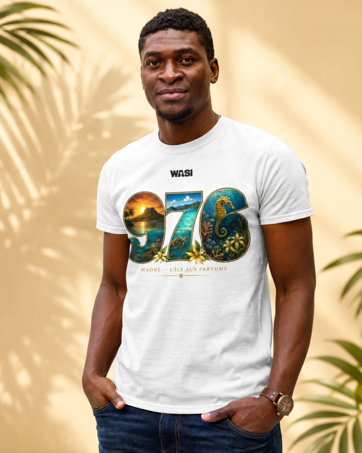 Homme portant un t-shirt blanc WASI « 976 Lagon Maoré » illustrant le lagon, un hippocampe et les fleurs de Mayotte, photographié devant un fond beige aux ombres de palmiers.