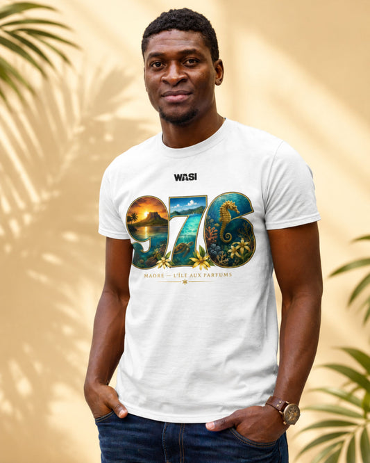 Homme portant un t-shirt blanc WASI « 976 Lagon Maoré » illustrant le lagon, un hippocampe et les fleurs de Mayotte, photographié devant un fond beige aux ombres de palmiers.