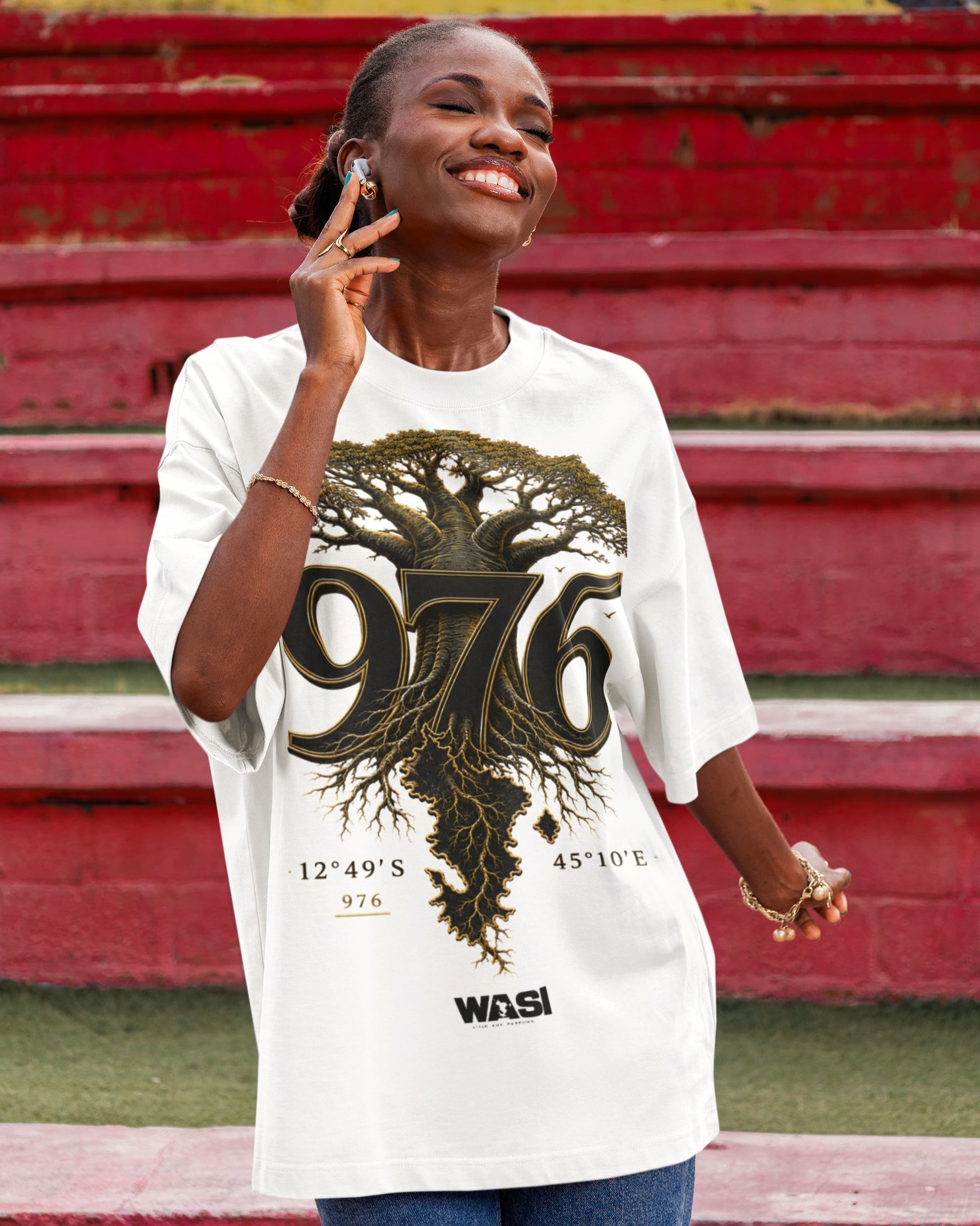 Femme portant un t-shirt blanc WASI avec le design 976 Baobab Roots inspiré du baobab de Mayotte, photographie lifestyle streetwear mettant en valeur les racines et l'héritage mahorais.