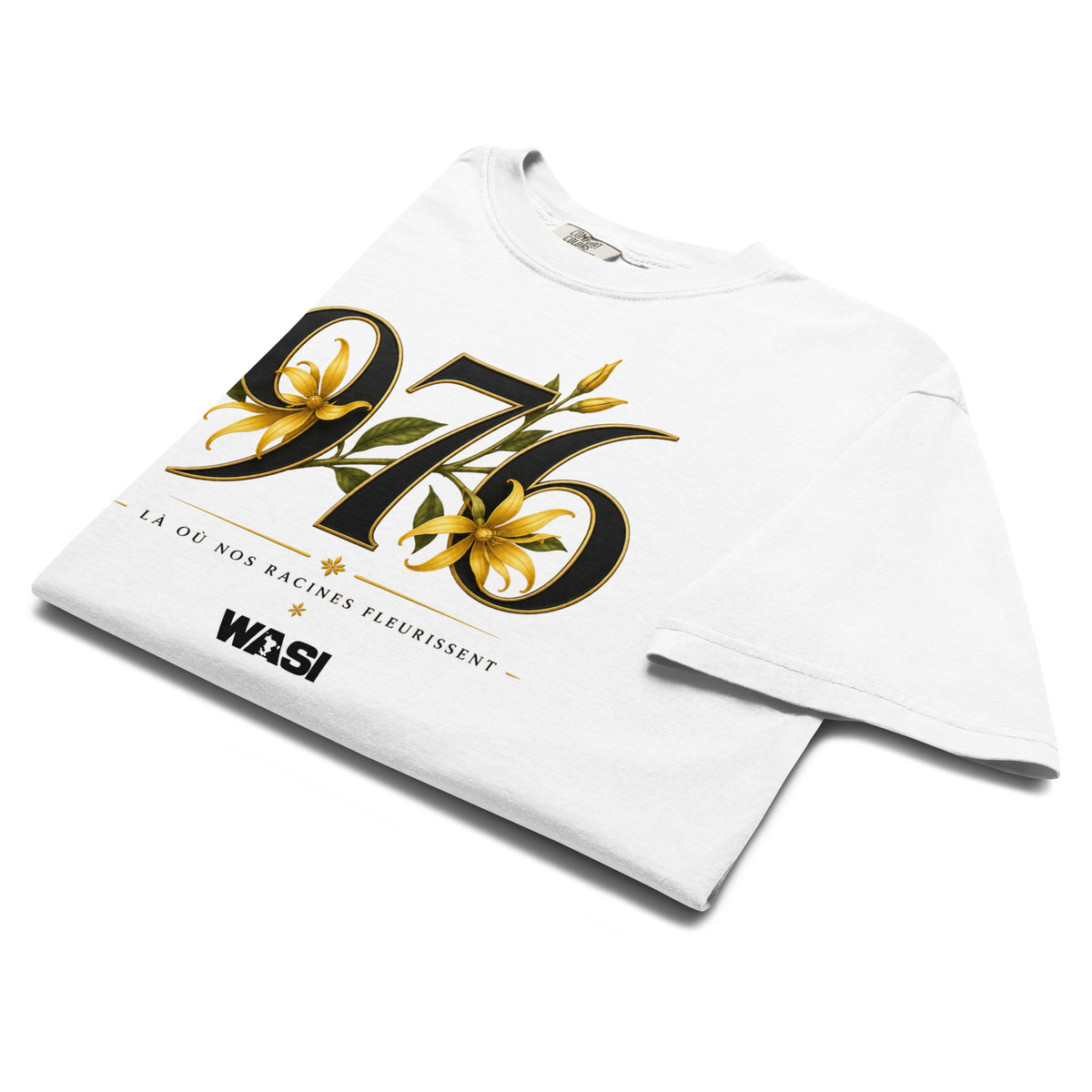 T-shirt blanc unisexe WASI plié avec le design 976 orné de fleurs d'ylang-ylang, inspiré de Mayotte et de son patrimoine botanique, présenté en vue premium sur fond blanc.
