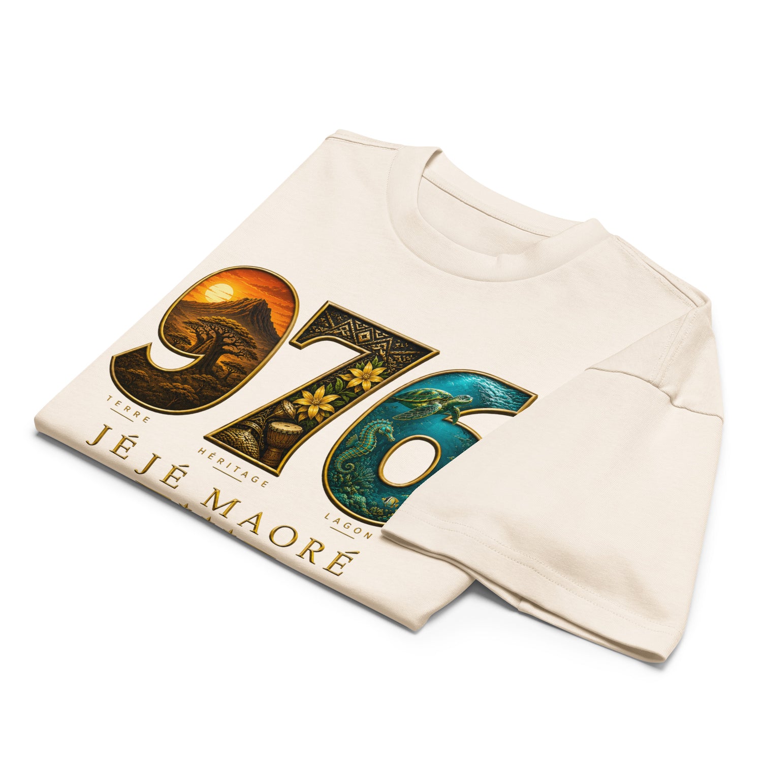 T-shirt blanc WASI JÉJÉ MAORÉ 976 Heritage en coton, présenté plié, avec design inspiré du lagon, du patrimoine, des paysages et de la culture de Mayotte.