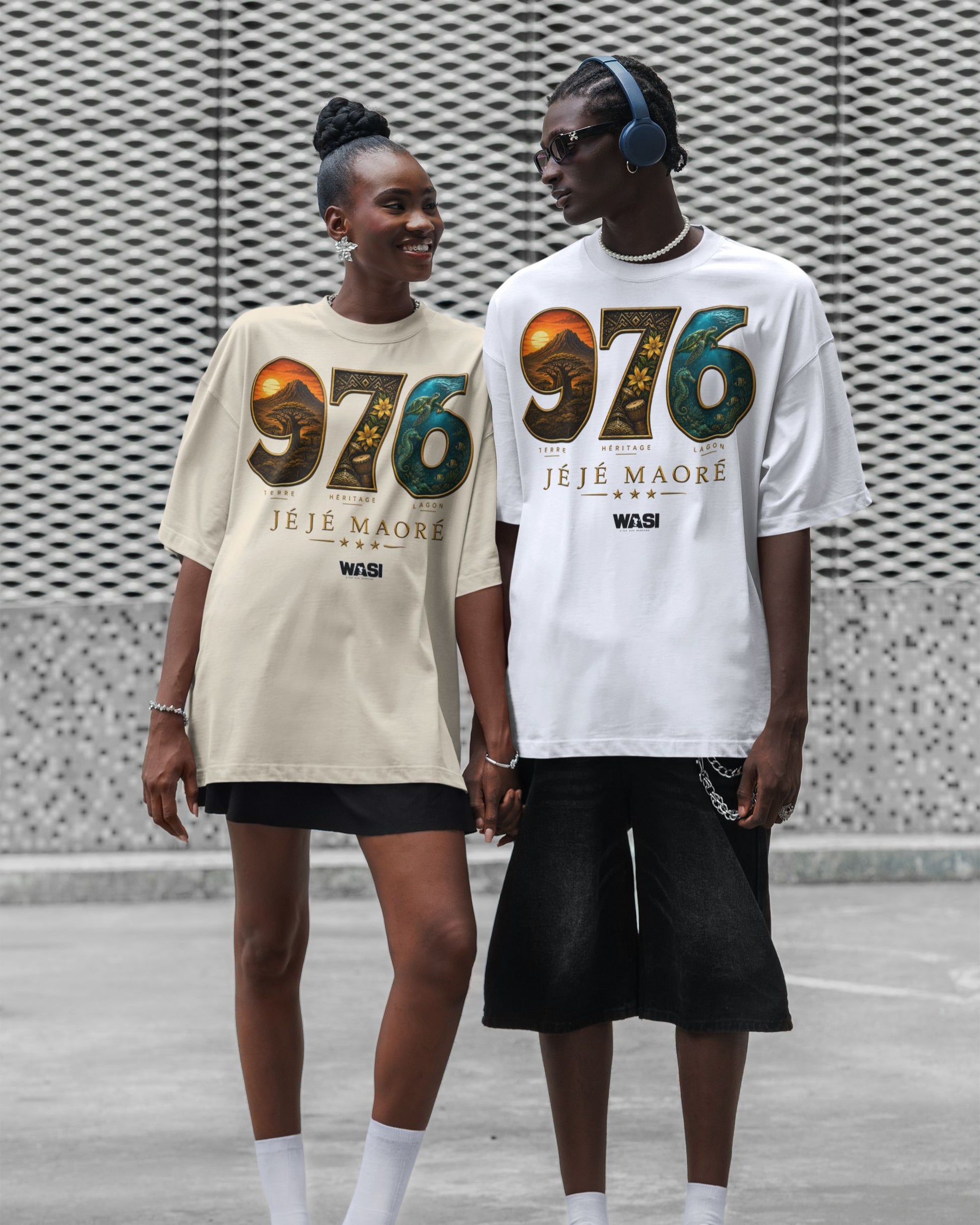 Deux personnes portent un t-shirt oversize WASI JÉJÉ MAORÉ 976 Heritage en coton, inspiré du lagon, des paysages et du patrimoine de Mayotte, photographie lifestyle streetwear.