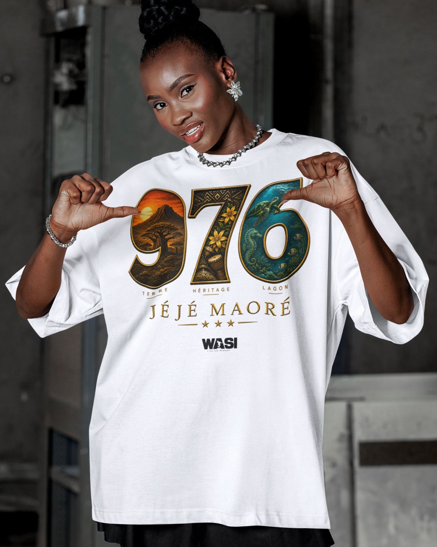 Femme portant un t-shirt oversize blanc WASI JÉJÉ MAORÉ 976 Heritage en coton, design inspiré du lagon, des paysages et du patrimoine de Mayotte, photographie lifestyle streetwear.