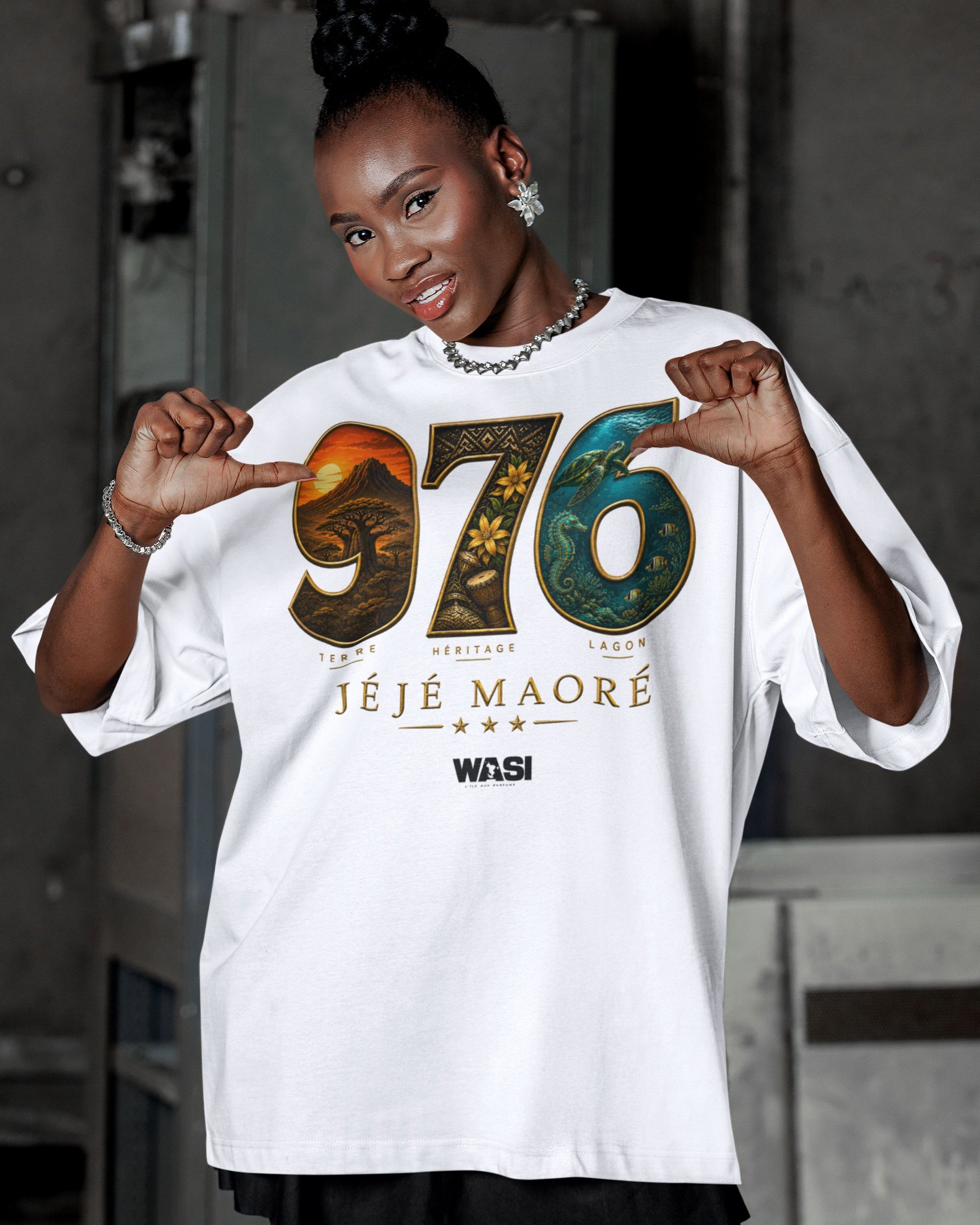Femme portant un t-shirt oversize blanc WASI JÉJÉ MAORÉ 976 Heritage en coton, design inspiré du lagon, des paysages et du patrimoine de Mayotte, photographie lifestyle streetwear.