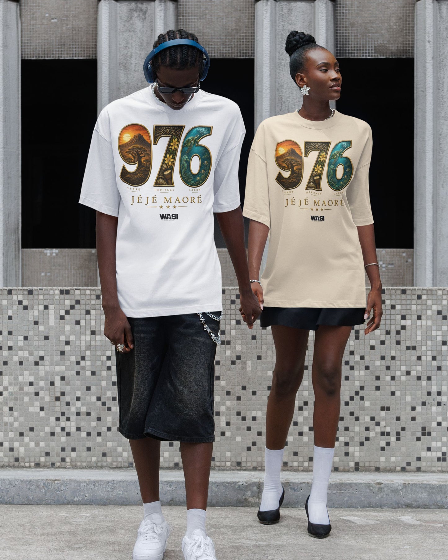 Une femme et un homme portent un t-shirt oversize WASI JÉJÉ MAORÉ 976 Heritage en coton, inspiré du lagon, des paysages et du patrimoine de Mayotte, photographie lifestyle streetwear.
