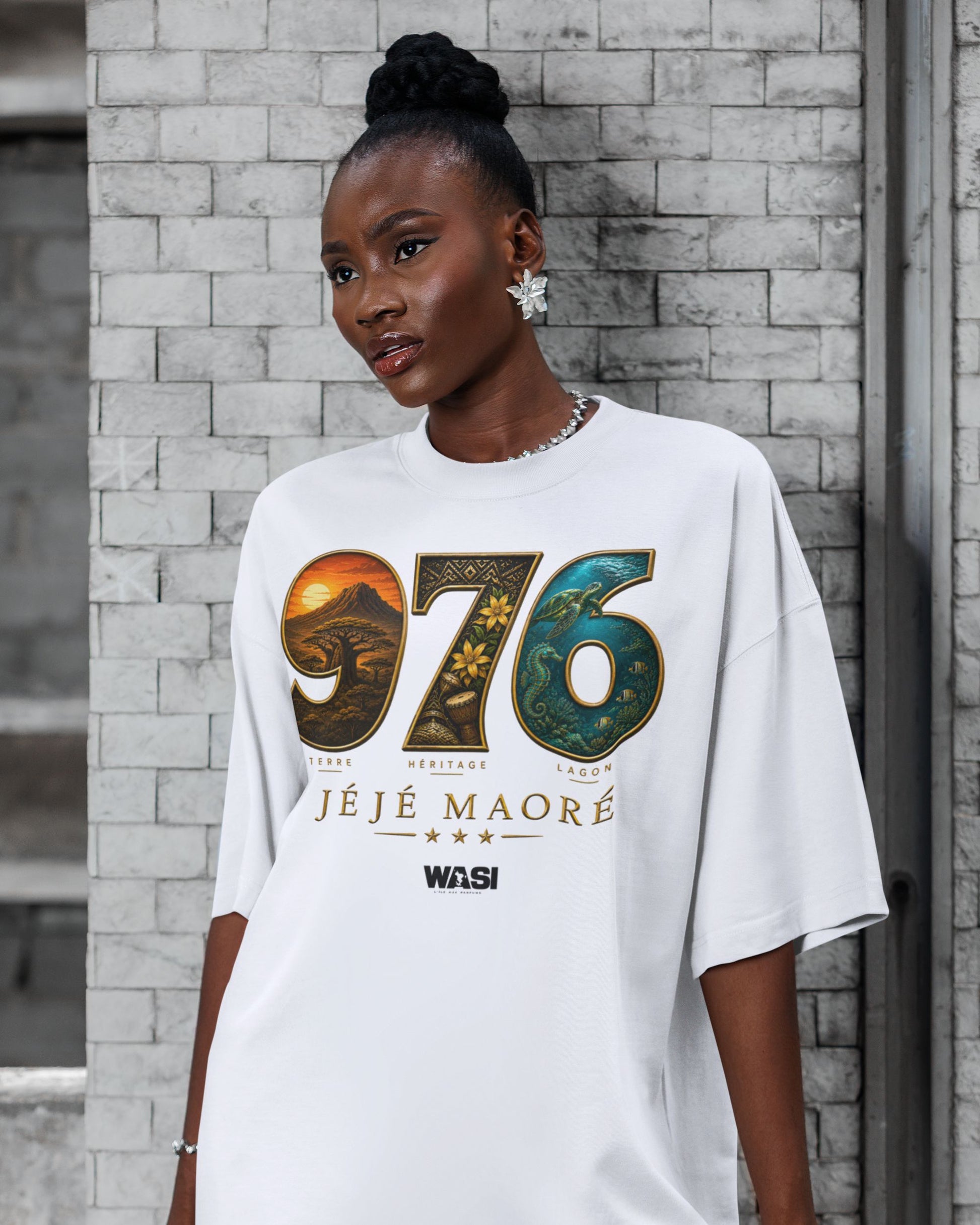 Femme portant un t-shirt oversize blanc WASI JÉJÉ MAORÉ 976 Heritage en coton, design inspiré du lagon, des paysages et du patrimoine de Mayotte, photographie lifestyle streetwear.