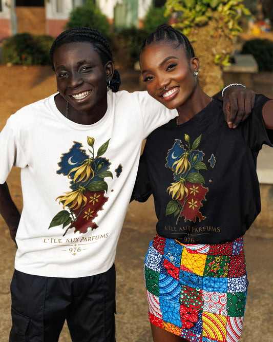 Deux personnes portant des t-shirts WASI L'Île aux Parfums 976 en coton, disponibles en blanc et noir, avec illustration de la carte de Mayotte et de fleurs d'ylang-ylang, photographie lifestyle en extérieur.