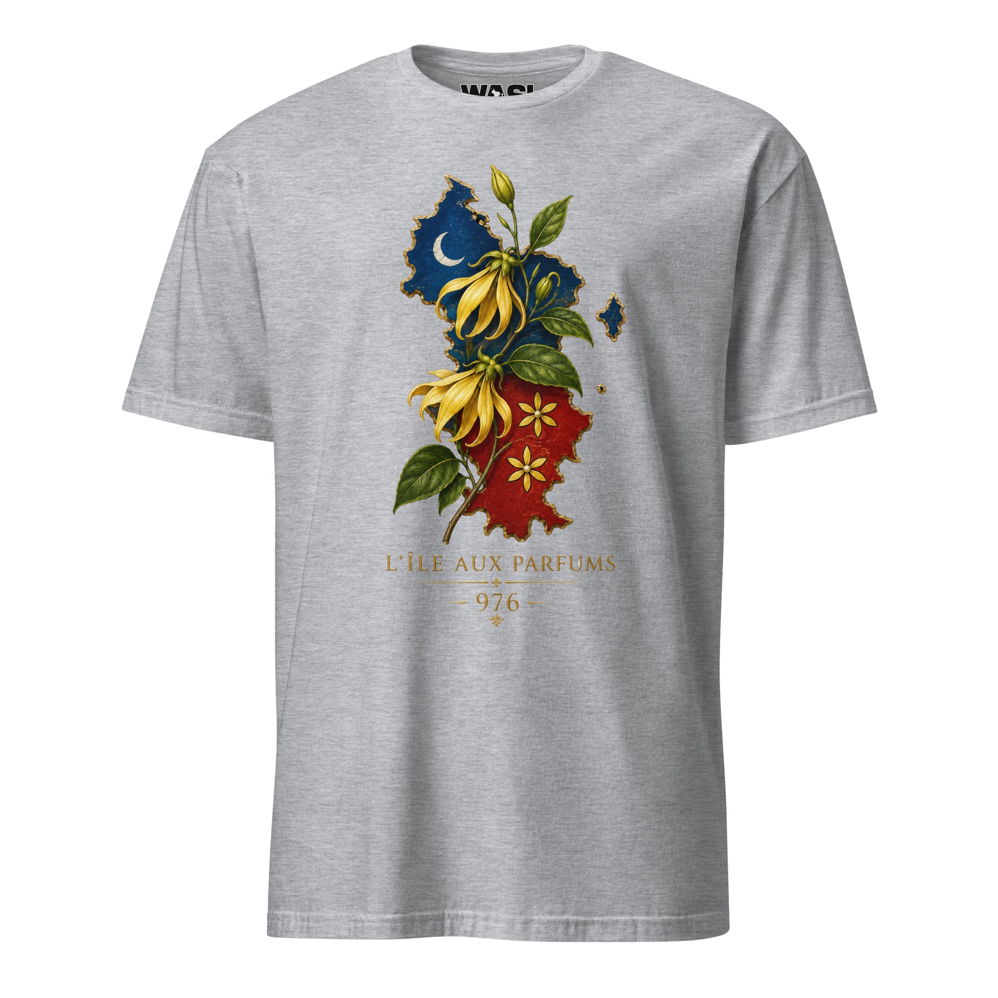T-shirt unisexe WASI gris avec illustration de la carte de Mayotte ornée de fleurs d'ylang-ylang et inscription « L'Île aux Parfums 976 », vue de face.