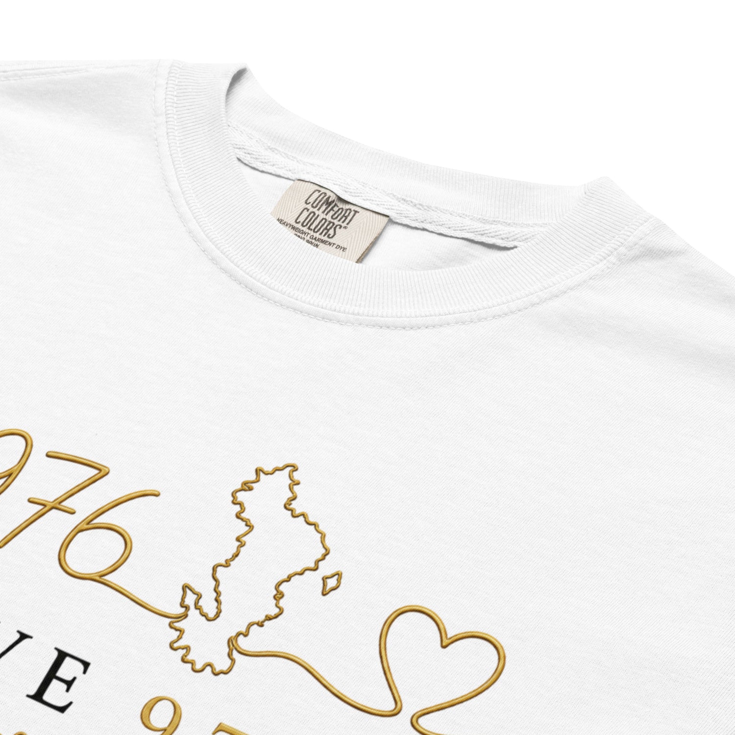 Gros plan du motif « Love 976 » sur un t-shirt unisexe WASI blanc, avec la carte de Mayotte et un cœur doré, inspiré de la collection Mila Yatu.