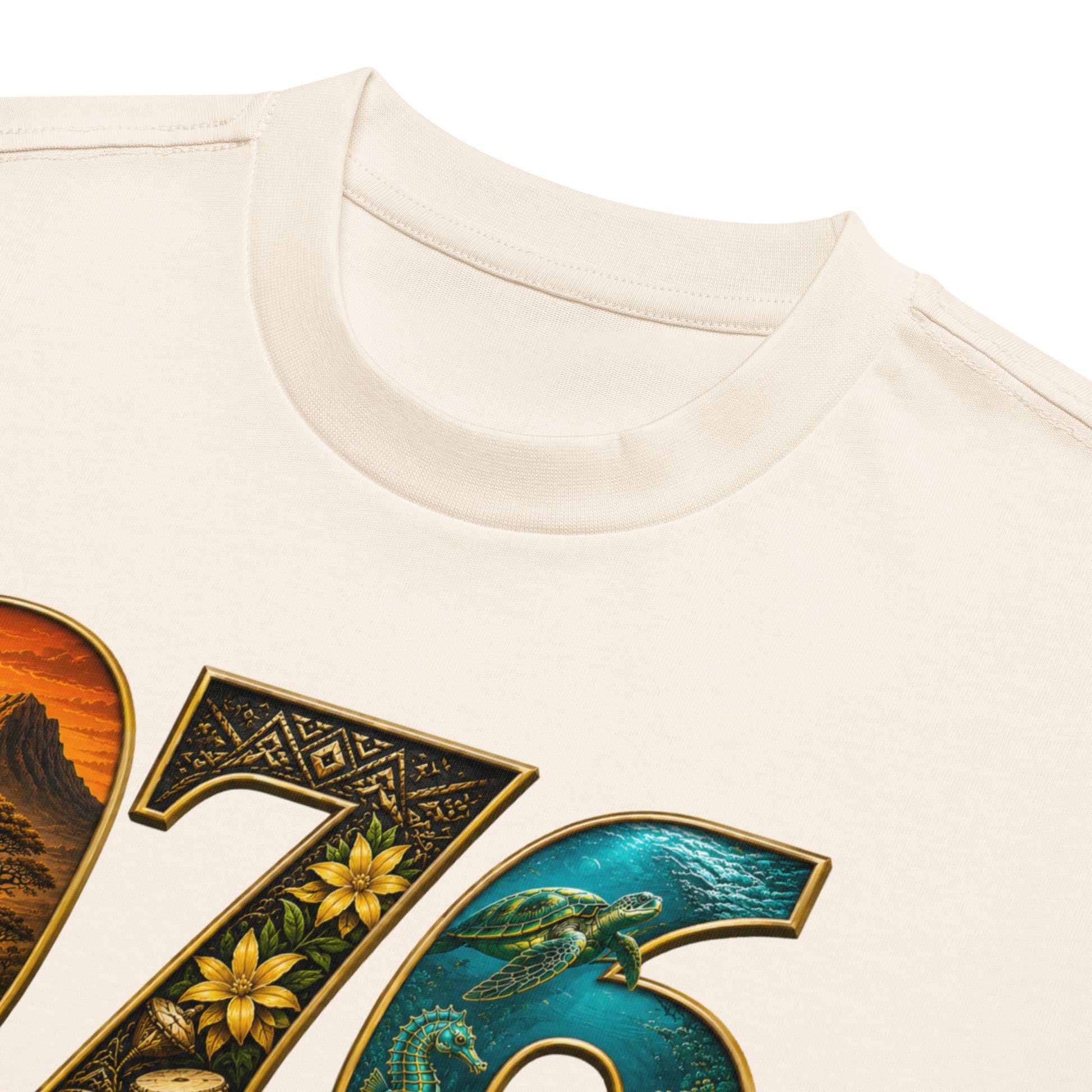 Zoom sur le design du t-shirt 976 JÉJÉ MAORÉ WASI mettant en valeur le Mont Choungui, le lagon de Mayotte, la tortue marine, l'hippocampe et les fleurs d'ylang-ylang sur coton premium.