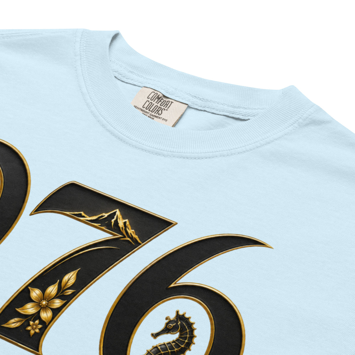 Zoom sur le design premium du t-shirt 976 Karibou Maoré WASI avec détails du Mont Choungui, hippocampe, fleurs d’ylang-ylang et carte de Mayotte sur coton doux.